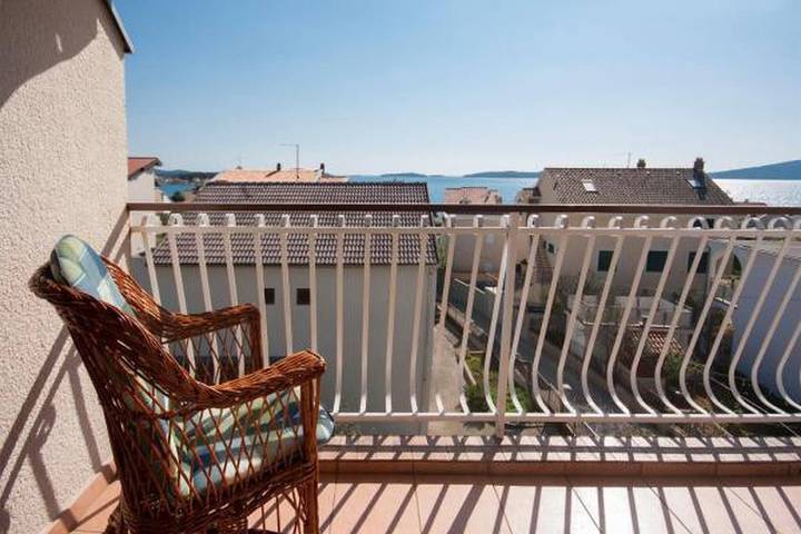 Ferienwohnung für 2 Personen, mit Balkon und Garten in Grad Šibenik