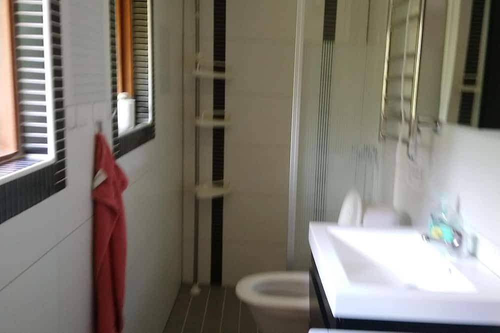 Einfamilienhaus mit Strandlage.Wifi Renoviertes Boot, Fahrräder, Strom inklusive in Stora Lundby distrikt, Lerum