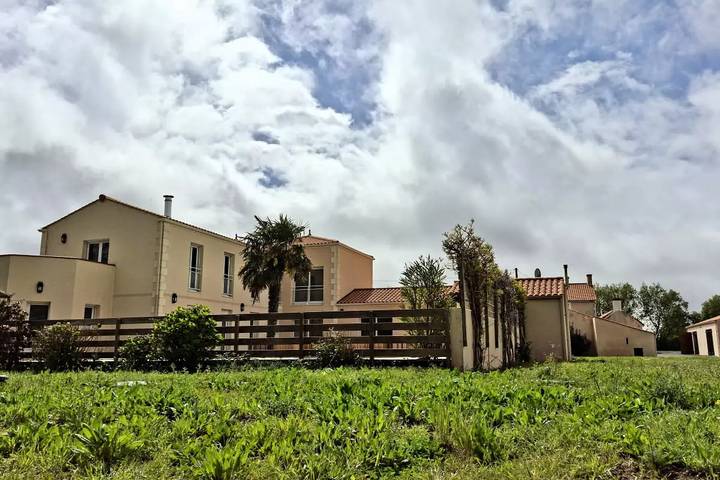 Location de vacances pour 18 personnes, avec sauna ainsi que piscine et jardin à Landevieille