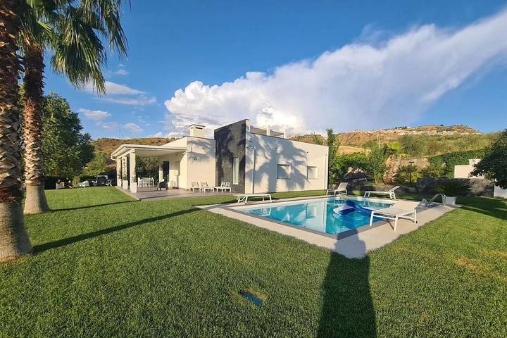 Villa pour 8 personnes, avec Terrasse et Jardin ainsi que Piscine et Vue à Nissoria