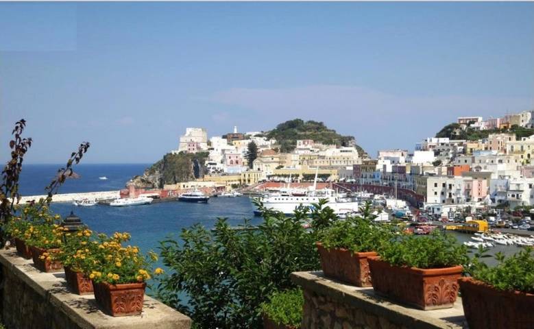 Location de vacances pour 2 personnes, avec vue ainsi que terrasse et jardin à Ponza - 4