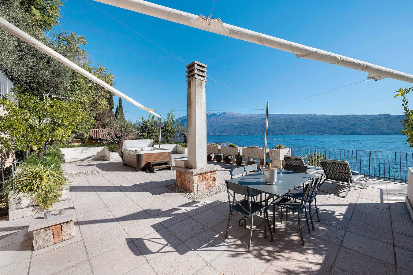 Villa 'I Cipressi' con vistas al lago, Wi-Fi y aire acondicionado in Toscolano-Maderno, Montañas Garda