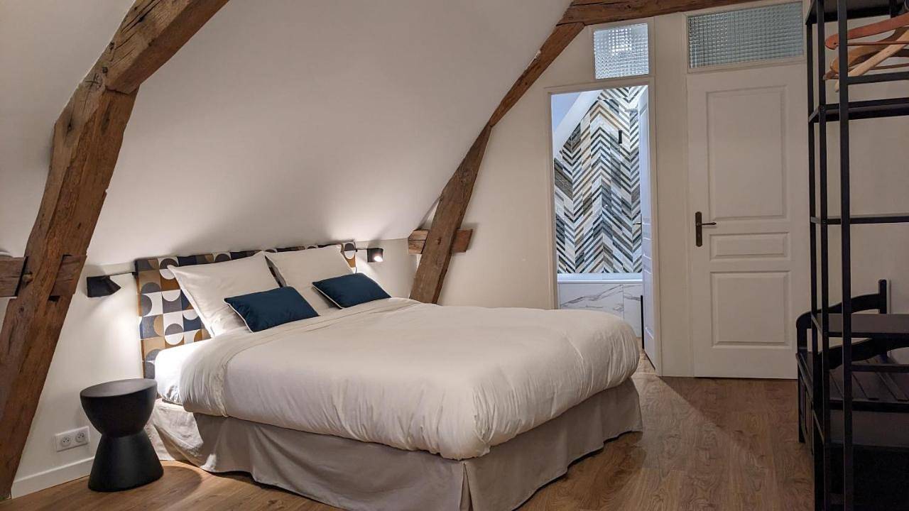 Large Double Room in Beaune, Région de Beaune
