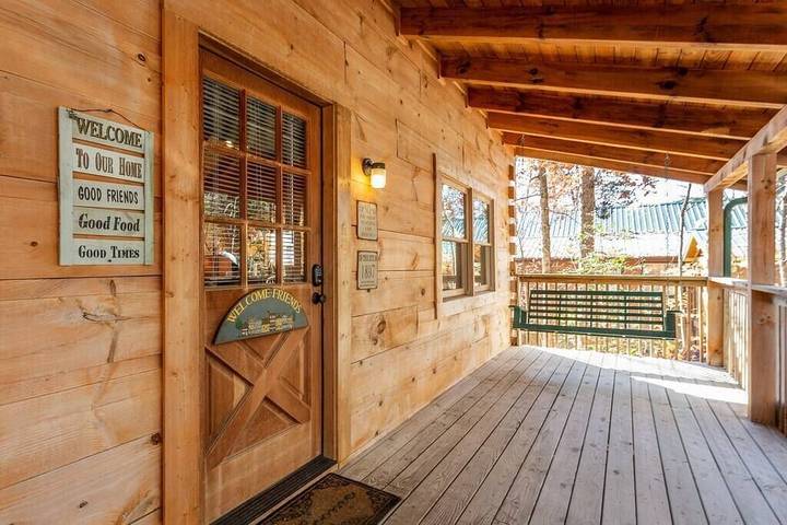 Chalet for 4 people, with hot tub and balcony in Pigeon Forge