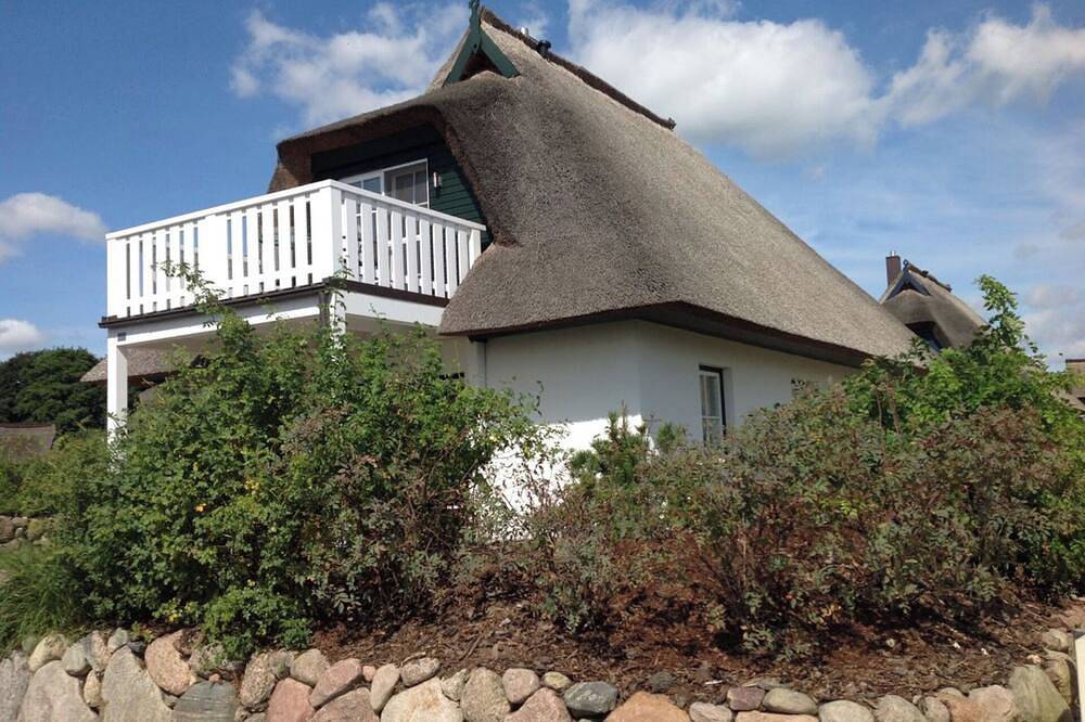 Reetdachhaus Binsenkate in Zinnowitz. Balkon mit herrlichem Blick auf das Achterwasser. Sonniger Garten mit Terrasse, Gartenliegen & Weber-Elektrogrill. Kinderfreundliche Ausstattung in Zinnowitz, Usedomer Norden