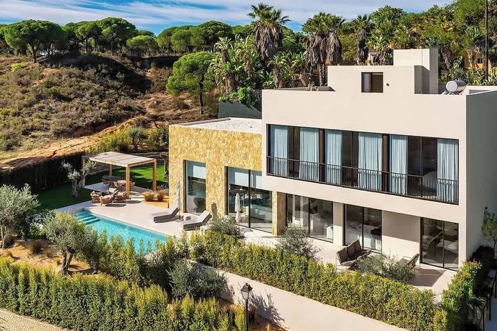 Villa for 8 people, with pool and garden as well as hot tub in Quinta do Lago