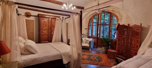 Chambre d’hôte pour 4 personnes, avec piscine ainsi que vue et terrasse à Pélissanne