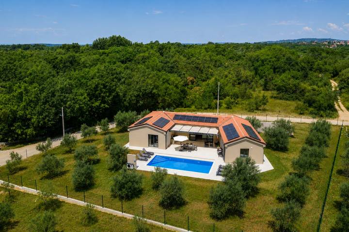 Villa Oliver in Kaštel (Plovanija), Buje