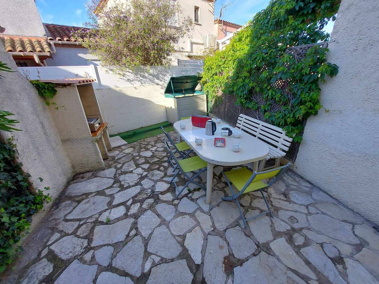 Maison climatisée rénovée 2 pièces, 2 cabines avec terrasses à 500m de la plage, parking inclus in Grau-d'Agde, Agde