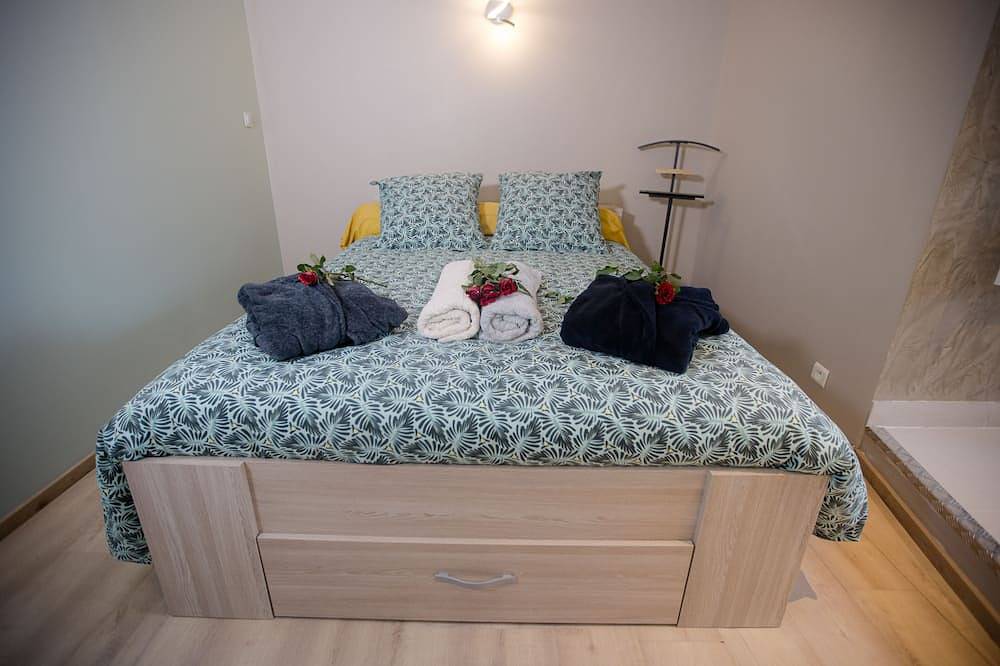 Entire apartment, ♥︎ Private Jacuzzi / Wifi / 4K Uhd Tv / Netflix… ♥︎ in Saint-Jean-Bonnefonds, Pilat Regional Nature Park