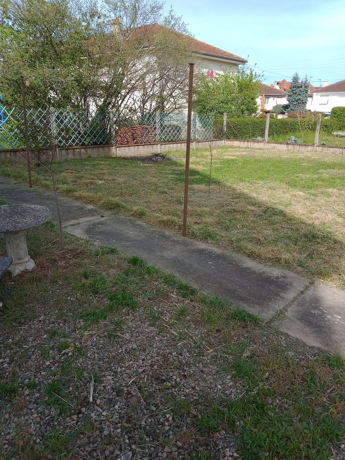 Maison de vacances "complète" avec balcon et Wi-Fi in Montluçon, Région de Montluçon
