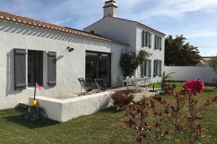 Location de vacances pour 8 personnes, avec terrasse et jardin dans Plage de la Clère