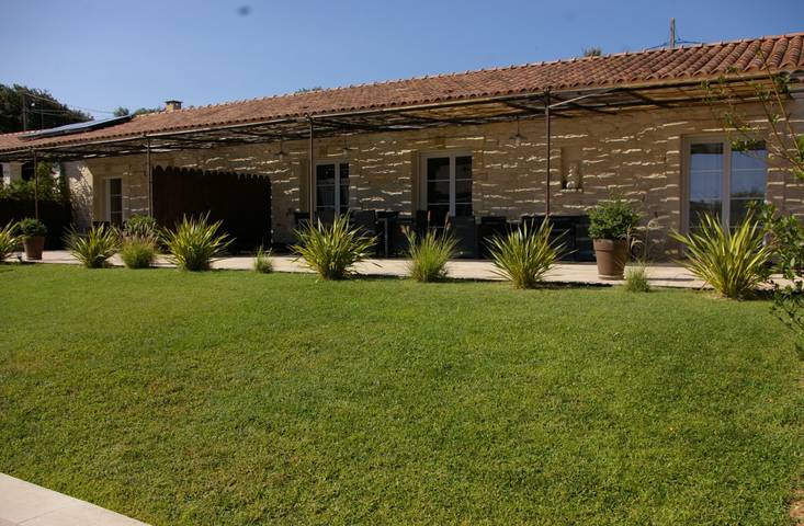 Gîte pour 6 personnes, avec terrasse et jacuzzi ainsi que jardin et piscine
