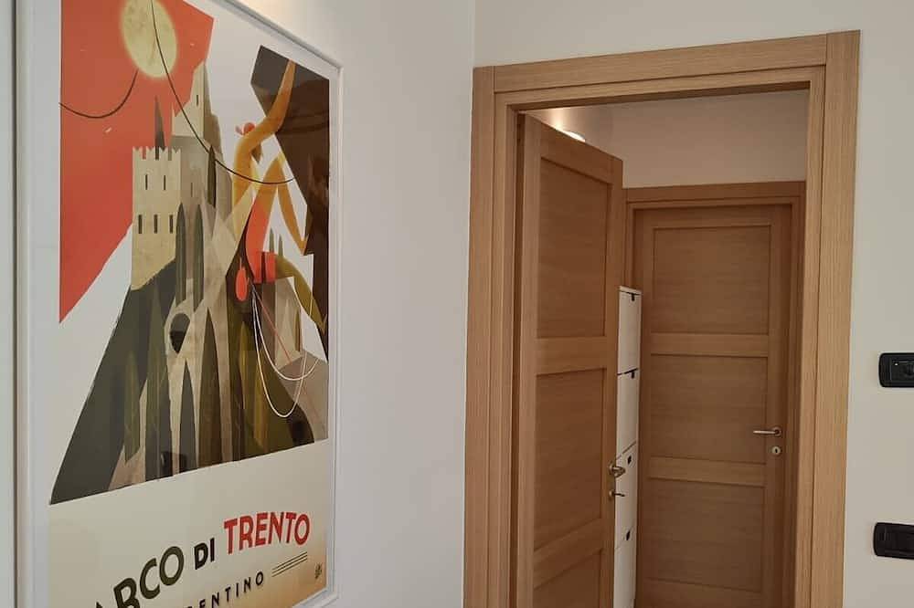 Entire apartment, Stylish Apartment in Arco, North Garda Lake – Private Garage, Balcony & A/C in San Giorgio (Trient), Arco