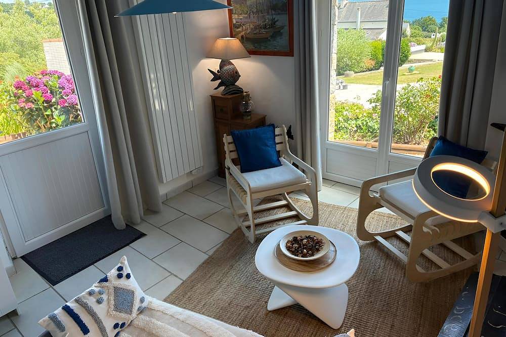 Petit Penty En Presqu'Ile De Crozon Avec Vue Sur Mer in Roscanvel, Iroise