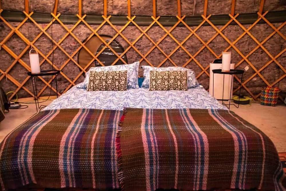 Entire apartment, Beautiful Giant Glamping Yurt: Sleeps 8 in North Lincolnshire