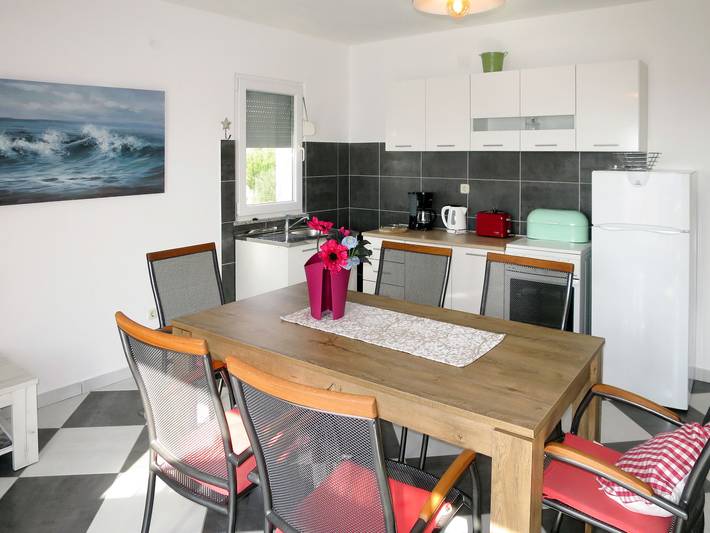 Ferienwohnung für 6 Personen, mit Balkon und Garten in Jasenice - 4