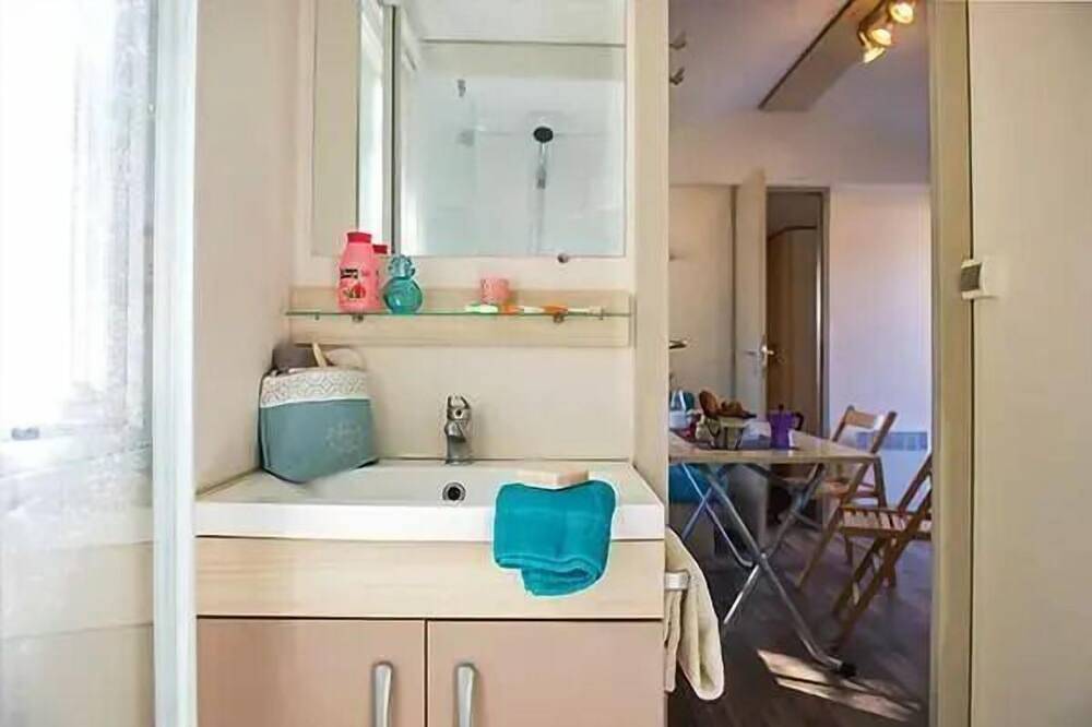 Mobil-home | Classic | 2 Ch. | 4 pers. | Terrasse surélevée non couverte in Saint-Julien-des-Landes, Vallée de la Loire