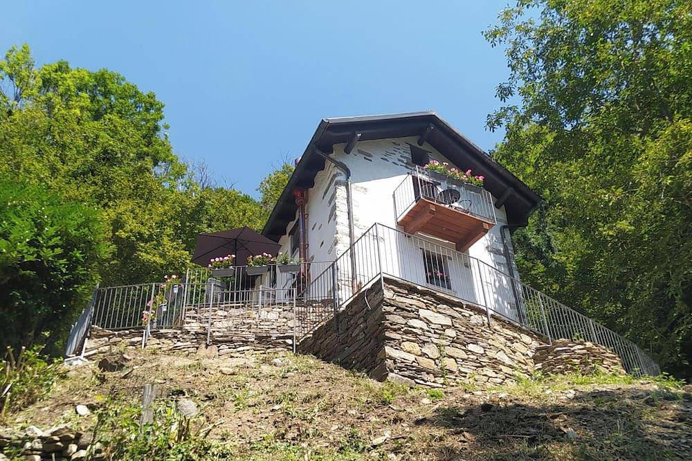 Cozy old mountain house renovated completely new in Cavaglio-Spoccia, Valle Cannobina