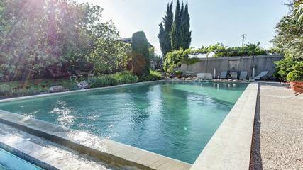 Location de vacances pour 4 personnes, avec terrasse ainsi que jardin et piscine, animaux acceptés à Oppède