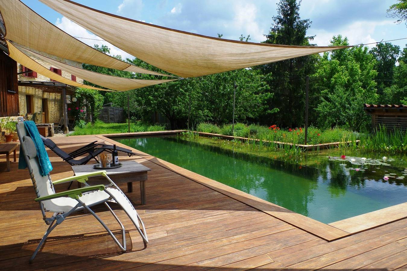 Gîte en bois design près du lac de Parisot in Puylagarde, Quercy