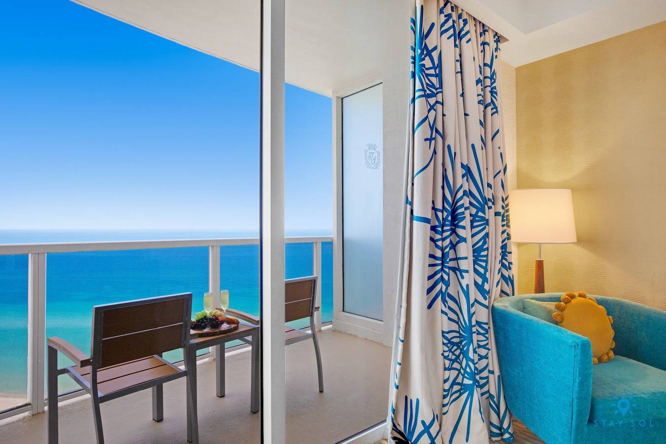 Entire apartment, Luxury Studio w  Balcony Ocean View  Amazing Pool in Sunny Isles Beach, Florida