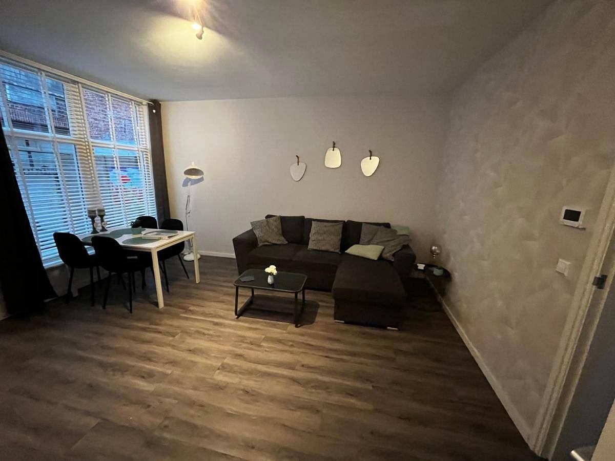 Geheel appartement, Poelgeeststraat in Leiden, Nederlandse Noordzeekust