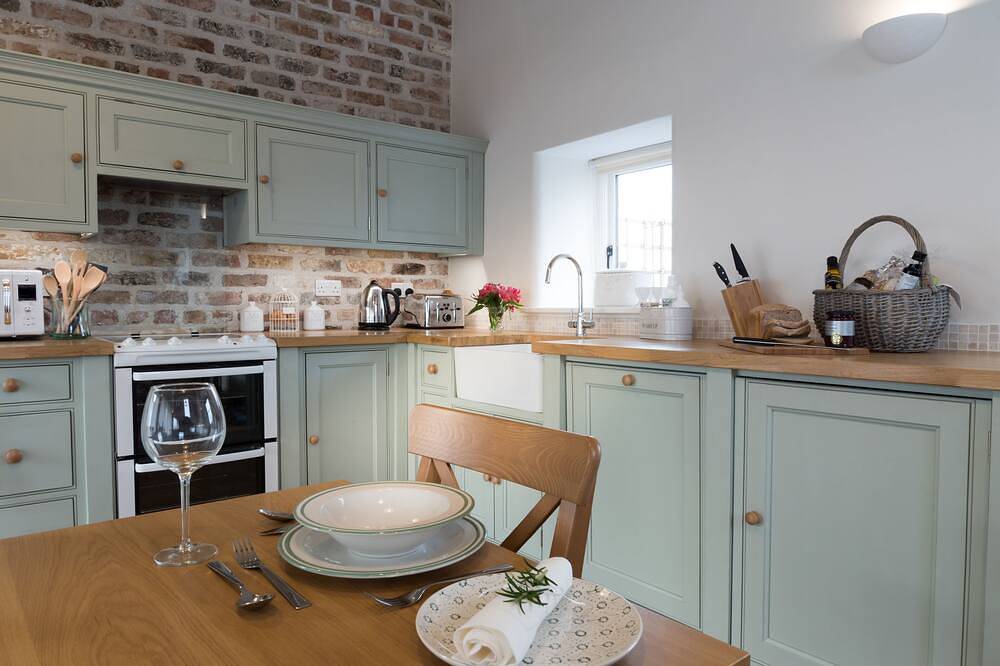 Luxury holiday cottage near to historic Beverley, Wolds & Yorkshire coast in Brandesburton, East Riding of Yorkshire