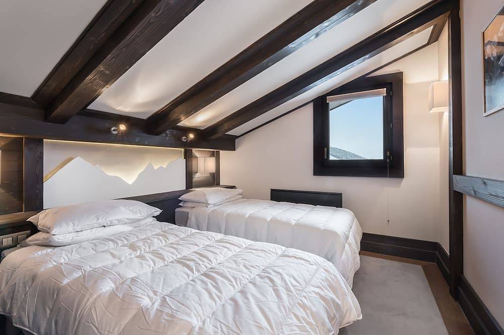 Entire apartment, Stylish central apartment with fireplace and parking in Courchevel in Courchevel 1650 (Moriond), Saint-Bon-Tarentaise
