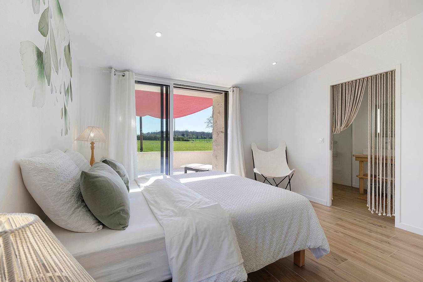 Habitación de huéspedes À L'orée Des Bois «Chambre Maritxu» con terraza privada, jardín y Wi-Fi in La Gaubretière, Valle del Loira