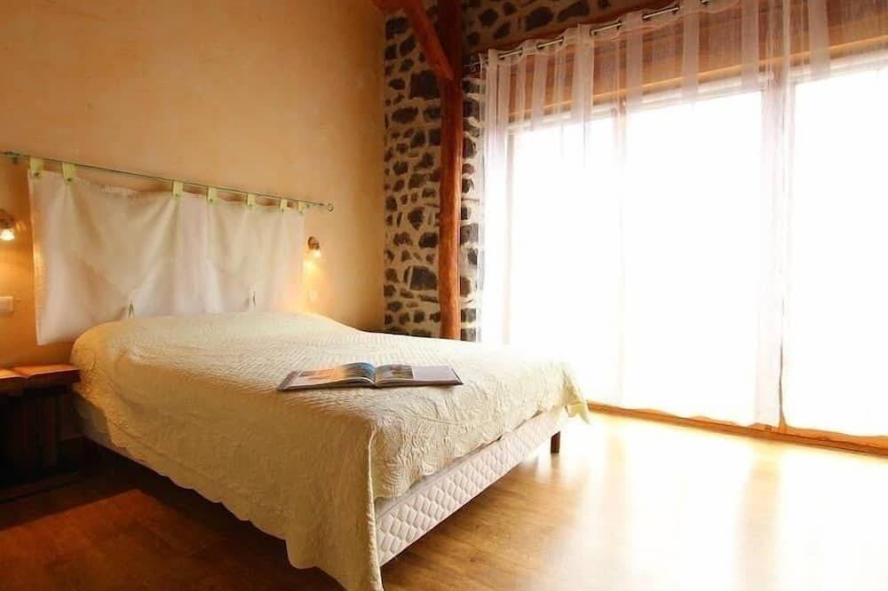 Gîte à la ferme à Saint-Christophe-sur-Dolaison avec terrasse et chambres privatives in Saint-Christophe-sur-Dolaison, Haute-Loire