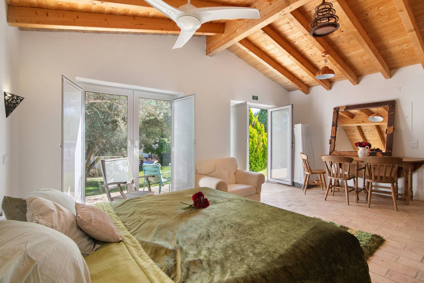 Apartamento inteiro, Apartamento 'Casa De Mondo - Green Room' com Piscina Partilhada, Wi-Fi e Ar Condicionado in Boliqueime, Distrito de Faro
