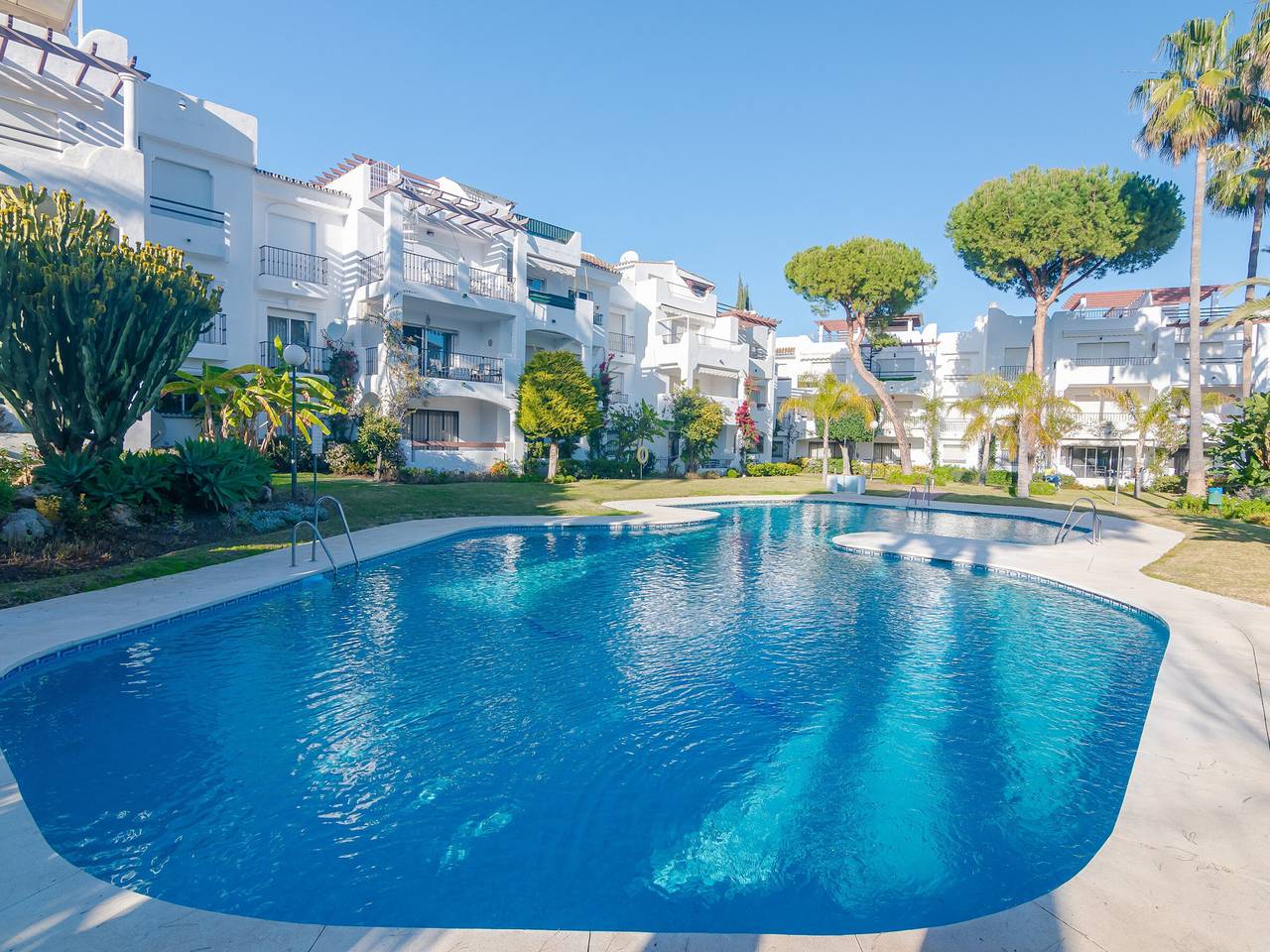 Entire apartment, Modern Apartment in Estepona: 3 Beds, 2 Baths, Near Beach, Pool & A/C in Sun Beach, Estepona