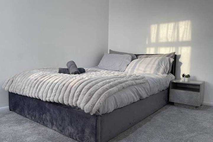 3 Bed House - Sleeps 5 - Garden - Parking - Wifi in Dartford, Kent