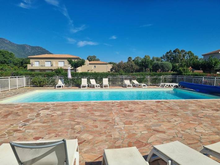 Location de vacances pour 4 personnes, avec jardin et vue ainsi que terrasse et piscine dans Prunete