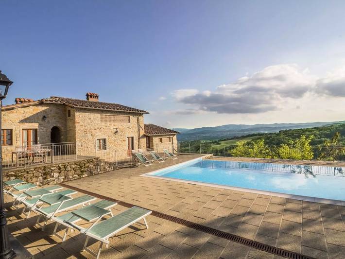 Location de vacances pour 31 personnes, avec terrasse et piscine à Sansepolcro