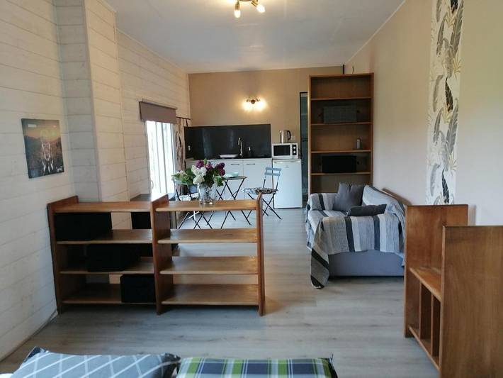 Location de vacances pour 2 personnes, avec vue ainsi que piscine et terrasse, animaux acceptés à Saint-Jory-de-Chalais