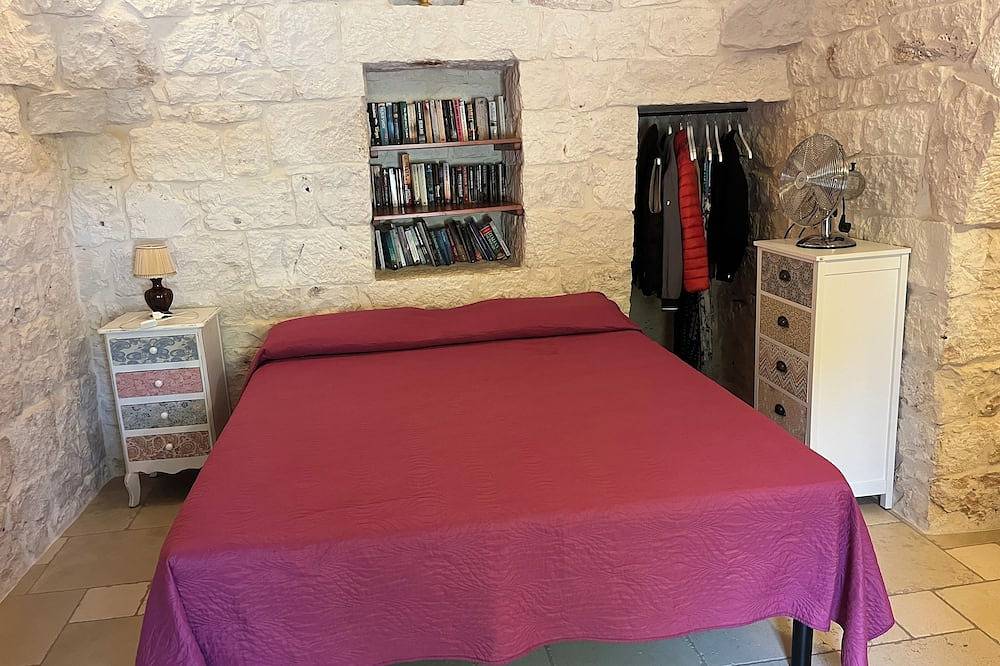 Large trullo/ villa, with private 10x4 m pool, in olive grove 2km from town in Ceglie Messapica, Salento