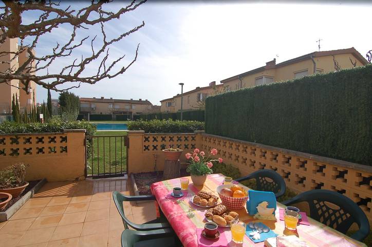 Chalet pour 10 personnes, avec piscine et jardin ainsi que vue et terrasse à Roses - 2