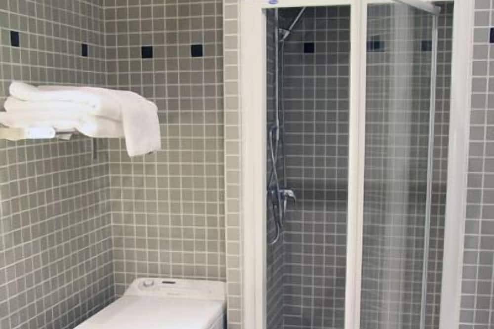 Appartement entier, Grand studio Charme & Calme bordure Marais in Paris, Île de France