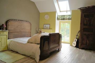Chambre d’hôte pour 4 personnes, avec vue et terrasse ainsi que jardin et piscine dans Beire-le-Châtel