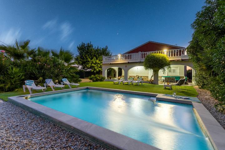 Chalet para 19 personas, con jardín en Algorfa
