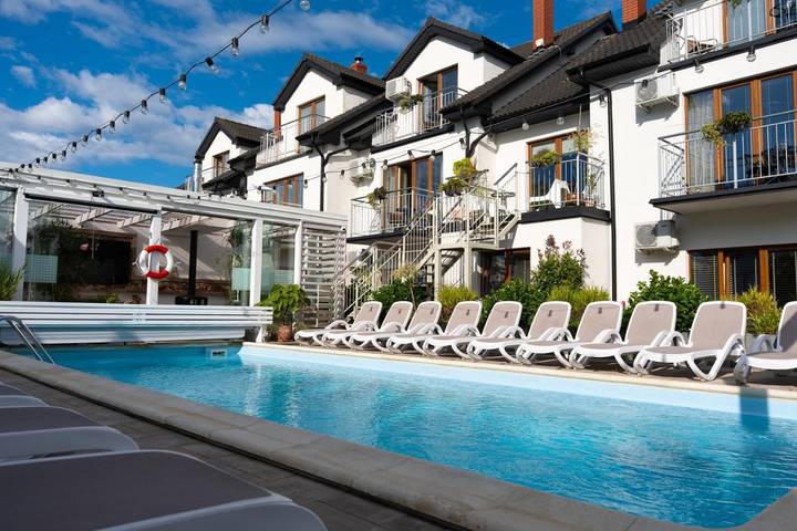 Ferienwohnung für 2 Personen, mit Pool und Balkon sowie Whirlpool und Sauna, kinderfreundlich in Leba