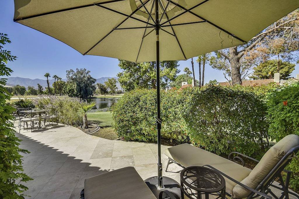 Ganze Wohnung, Elegante Villa Am See: Inbegriff des Indoor-Outdoor-Palm-Springs-Lebensstils ~ verwaltet von Greenday! in Rancho Mirage, Coachella Valley
