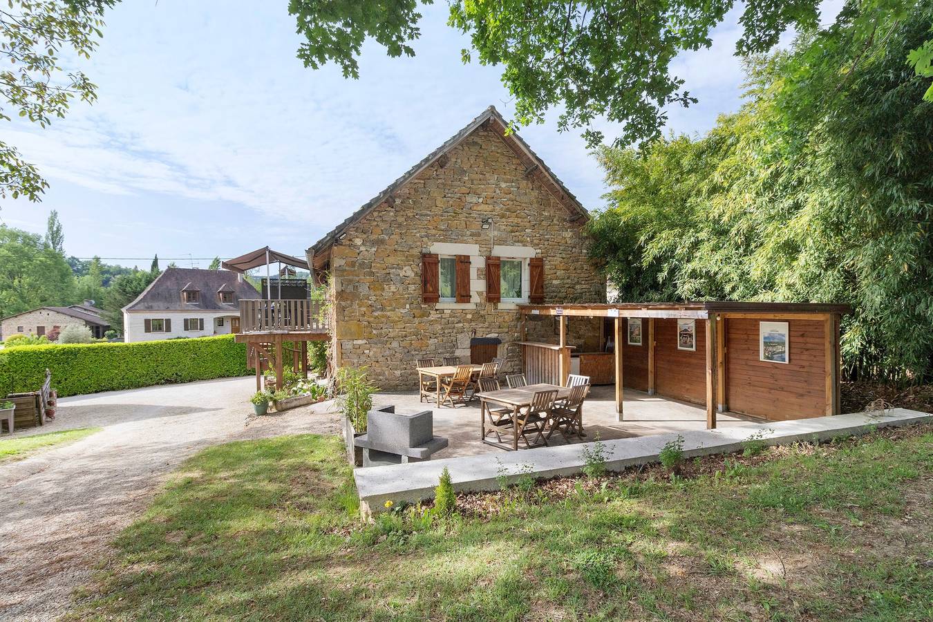 Gîte « Le Séchoir Numéro Deux » avec piscine partagée, Wi-Fi et climatisation in Les Quatre-Routes-du-Lot, Lot