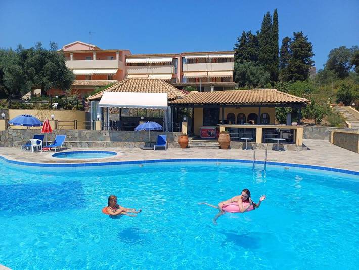 Appart’hôtel pour 5 personnes, avec piscine et vue ainsi que bassin pour enfant et jardin