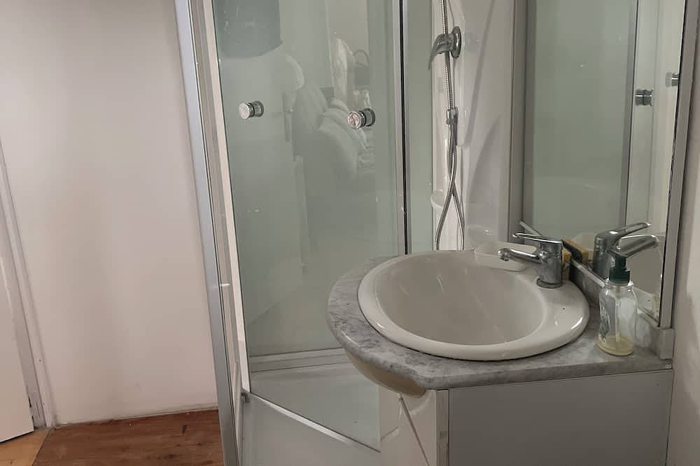 Chalet en bois, charmant et lumineux pour 2 personnes maximum + bébé in Tourrettes, Région de Draguignan