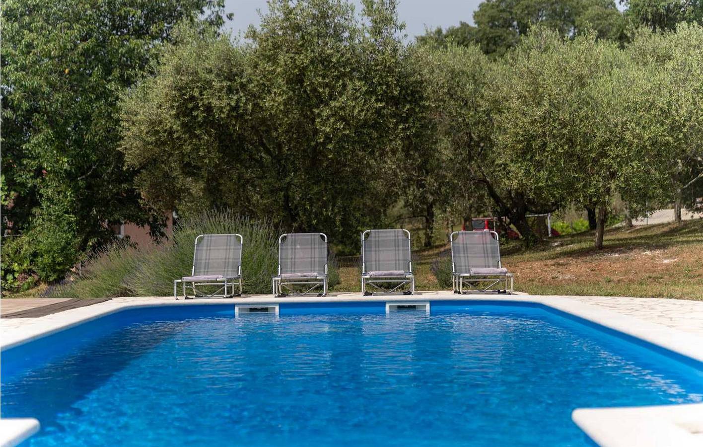 Ruim appartement met 2 slaapkamers, zwembad, terras en wifi nabij de rivier de Mirna in Buzet, Centraal Istrië