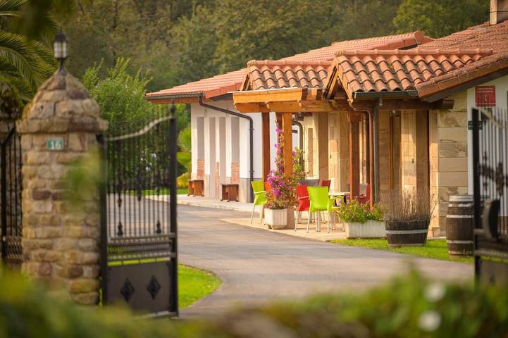 Casa rural para 20 personas, con vistas además de piscina y jardín, Se admiten mascotas en Cantabria - 2