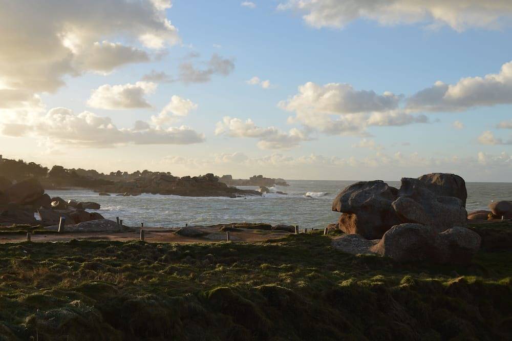 Entire apartment, Arty, self-contained accomodation on \"la cote de granit rose\" 800m from the Breton sea in Louannec, Pink Granite Coast